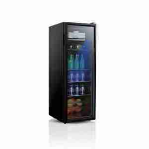 Vitrina exhibidora refrigerada Continental SC-114 de 140 litros, color negro, puerta de cristal transparente, con bebidas y frutas en los estantes.